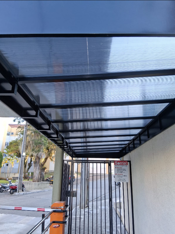 Cobertura metálica com telha de policarbonato